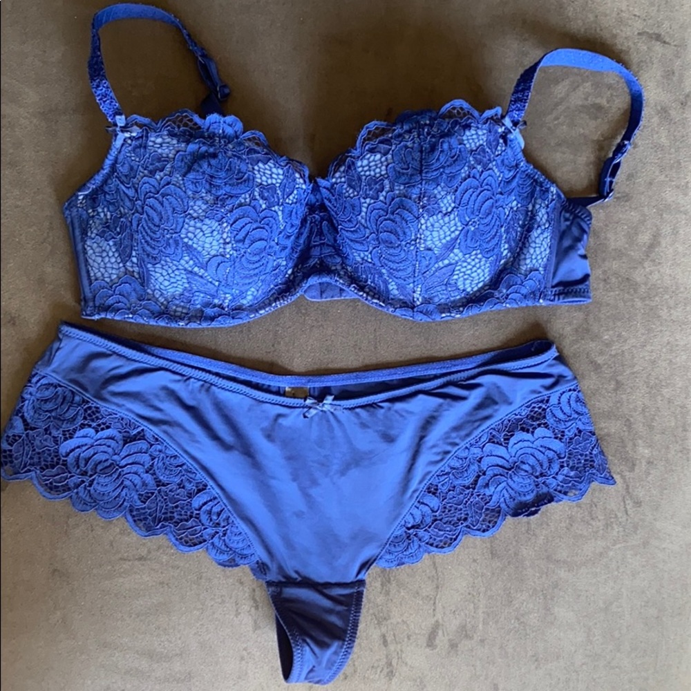 Adore Me blue contour bra in a 38B